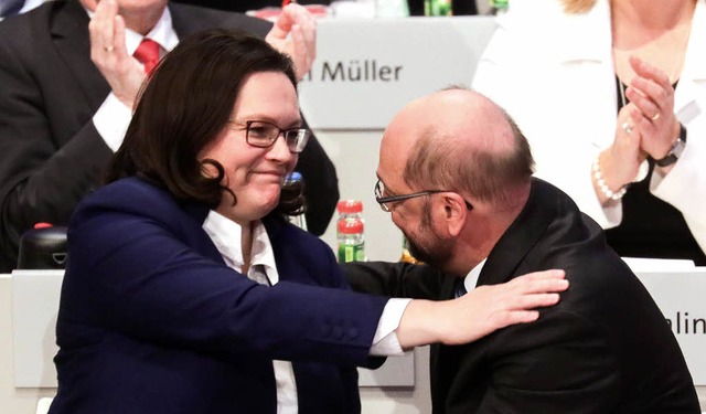 Erleichtert: Die SPD-Fraktionsvorsitze...ulz umarmen sich  nach der Abstimmung.  | Foto: dpa