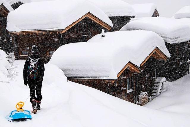 Fotos: Schneemassen schneiden in den Schweizer Alpen ganze Orte von der Auenwelt ab