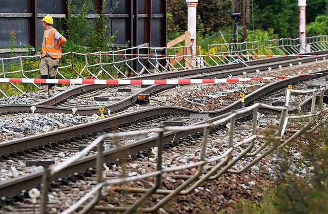 Nach dem Wassereinbruch bei Tunnelarbe...ckten die Gleise bei Rastatt total ab.  | Foto: dpa