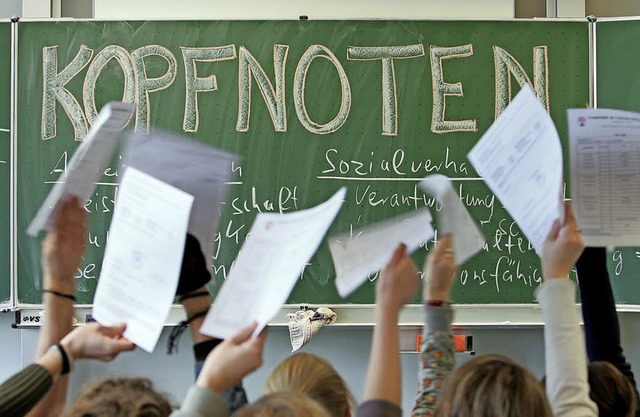 Kopfnoten, die Verhalten und Disziplin...Betriebe aber offenbar von Bedeutung.   | Foto: Friso Gentsch (dpa)