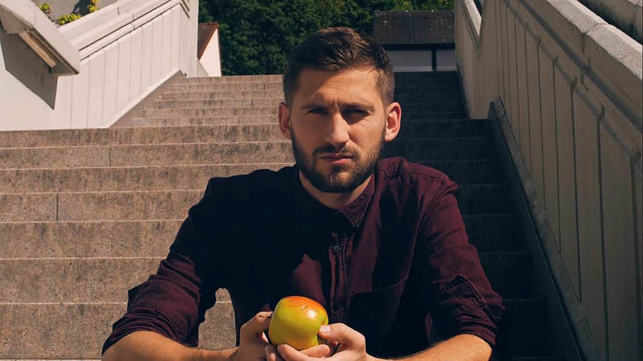 To Flyer, auf der Treppe sitzend und einen Apfel essend  | Foto: Screenshot