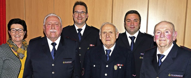 Die Feuerwehrauszeichnung in Gold durf...d) gratulierten zu den Auszeichnungen.  | Foto: Christel Hlter-Hassler