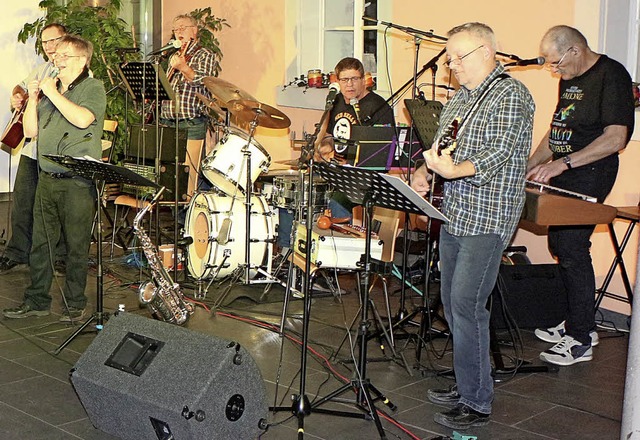 Die Band &#8222;True Five plus&#8220; ... im Brgerhaus Alte Schule in Riegel.   | Foto: Helmut Hassler