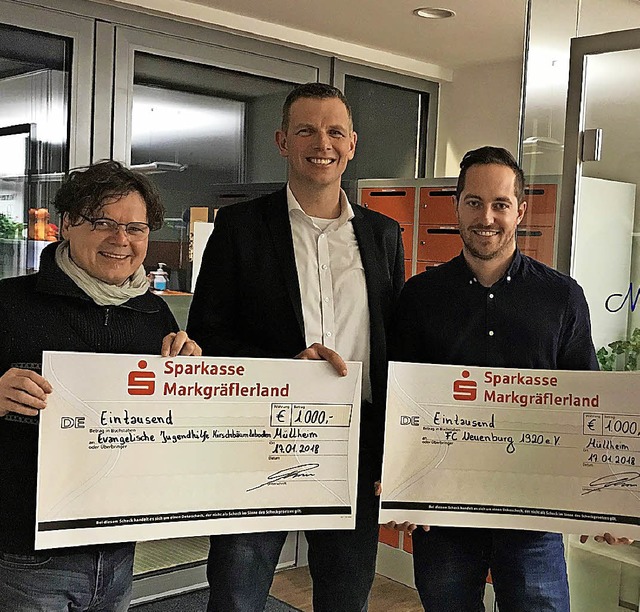 Spendenbergabe mit (von links) Hans-M..., und Raphael Saurer vom FC Neuenburg.  | Foto: Privat