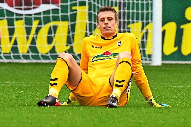 Bangt um seinen Einsatz gegen Borussia Dortmund: SC-Torhter Alexander Schwolow  | Foto: Michael Heuberger