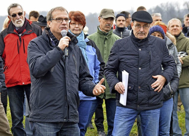 OB Klaus Eberhardt und BI-Sprecher Kla...bei der Trassenbegehung am 7. Januar.   | Foto: Horatio Gollin