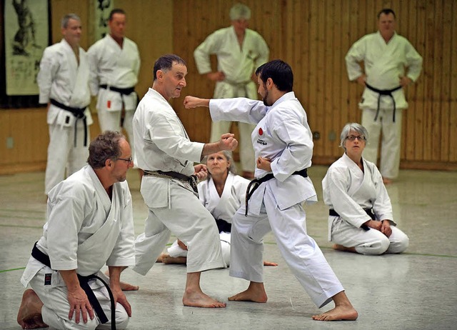 Sensei Giovanni Torzi demonstriert bei...g in Kappel die Bewegungen der Katas.   | Foto: Wolfgang Scheu