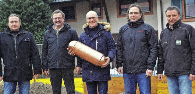 Bei der Grundsteinlegung fr den neuen...n rechts)  gratulierte zum Baubeginn.   | Foto: Heidi Fssel