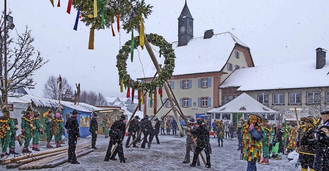 Die Lenzkircher Patenzunft der &#8222;...ellte  den Narrenbaum in Grafenhausen.  | Foto: Wilfried Dieckmann