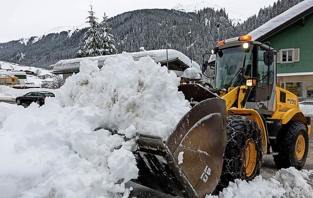 Bagger rumt den Schnee in Vorarlberg.   | Foto: dpa