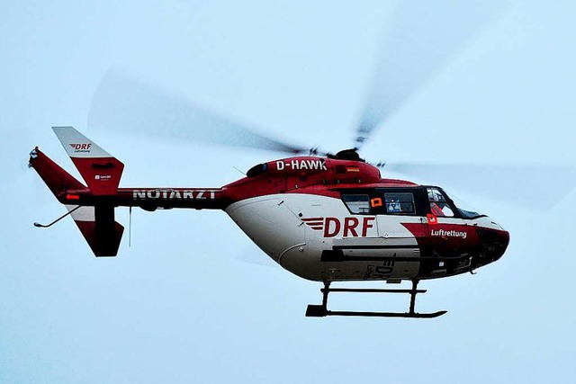 Die Frau wurde mit einem Rettungshelikopter in eine Klinik gebracht.  | Foto: dpa