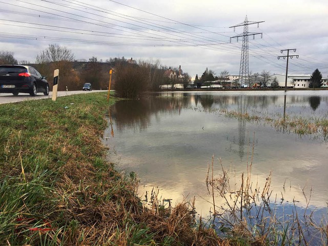 Die Kreisstrae zwischen Riegel und Te...Feld bei der Firma Zikun unter Wasser.  | Foto: Jonas Hirt