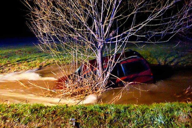 Beim berholen touchiert und von der S... im stark angeschwollenen Spitzenbach.  | Foto: Polizei