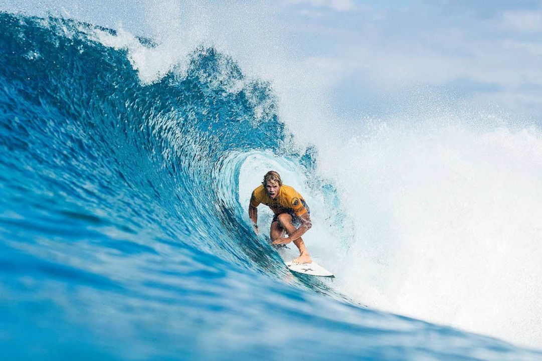 Eine Surferin in Aktion.  | Foto: dpa