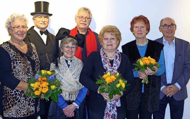 Uwe Khl vom Heimatverein (rechts) dankte den Akteuren.   | Foto: Frey