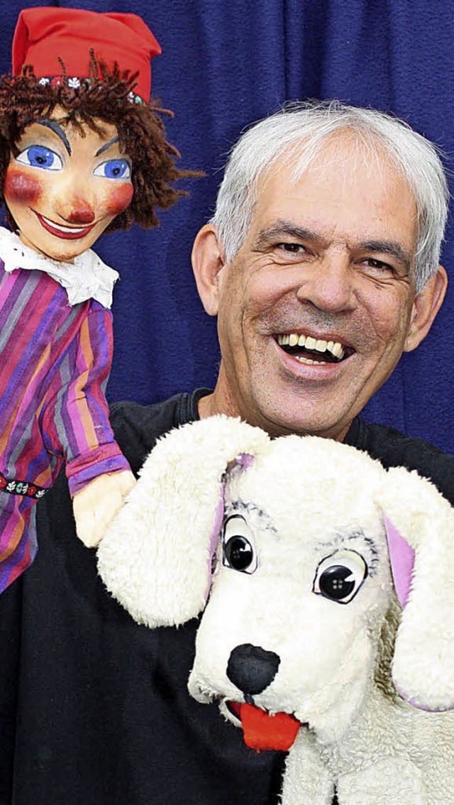 Puppenspieler Johannes Minuth mit Kasper und Bello  | Foto: Privat