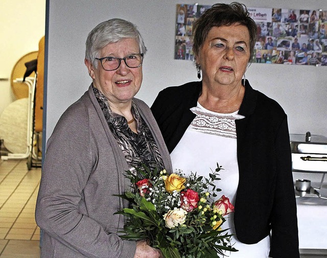 Waltraud Link (links) erhielt fr ihre...terin Maria Gerig einen Blumenstrau.   | Foto: O.Faller