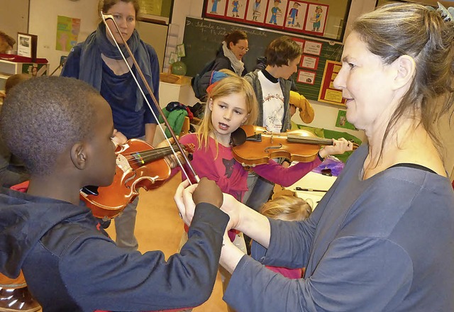Wie entlockt man einer Violine Tne? D... das ausprobieren und Fragen stellen.   | Foto: Anne Freyer