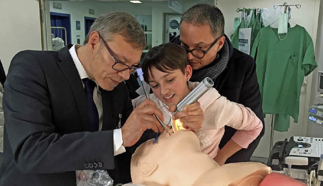 Der Nachmittag der offenen Tr ermglicht Jung und Alt interessante Einblicke.   | Foto: Kreiskliniken