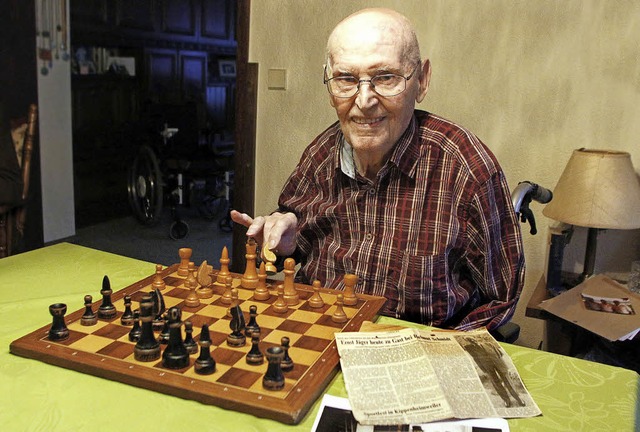 Ernst Jger aus Sulz spielt mit groer...h an seinem heutigen 100. Geburtstag.   | Foto: Wolfgang Beck