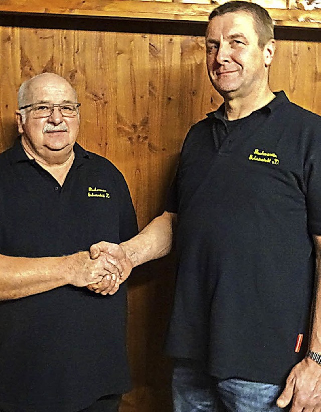 Bernd Fischer (links) beglckwnscht Rainer Mertel  zu seinem neuen Amt.   | Foto: Fischereiverein