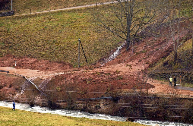 Im  Wiesental versank ein Teil der Lan...139 unter einer dicken Schlammschicht.  | Foto: Harald Senn