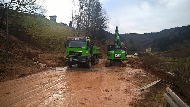 Erdrutsch in Brchau: Die Aufrumarbei...dass die Strae wieder passierbar ist.  | Foto: Nicolai Kapitz