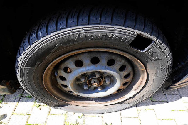 Ein Unbekannter hat an einem geparkten...e vier Reifen zerstochen (Symbolbild).  | Foto: Ingo Schneider