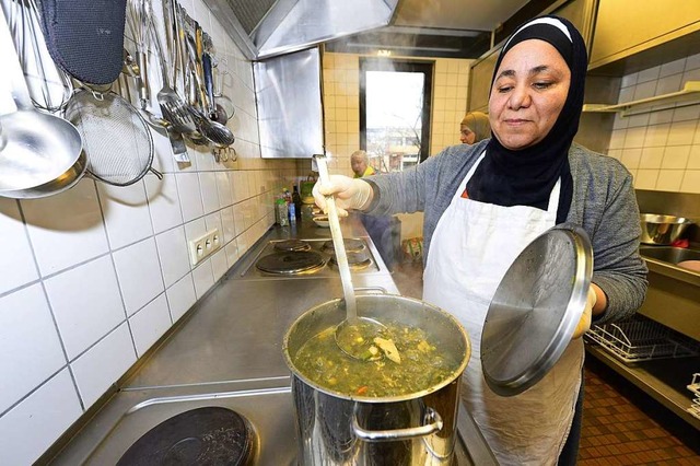 Scharfe afghanische Gemsesuppe: Jebali Zina berzeugt am Kochtopf.  | Foto: Ingo Schneider
