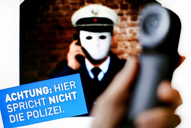 Die  Polizei in Nordrhein-Westfalen wa...diesem Plakat vor falschen Polizisten.  | Foto: dpa