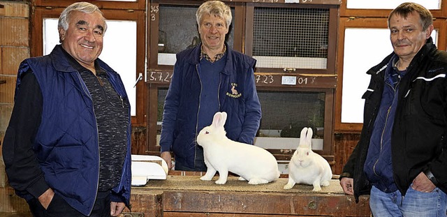 Die Landesmeister Uwe Baumann (rechts)...atuliert zu dem herausragenden Erfolg.  | Foto: Martha Weishaar