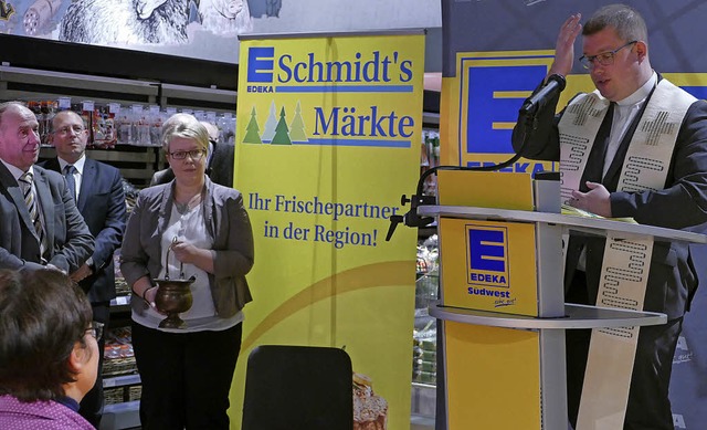 Den Segen Gottes fr den neuen Markt u...fhrung der Schmidts-Mrkte arbeitet.   | Foto: Axel Kremp