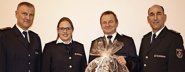Abteilungskommandant Uwe Specht, Nina ...fr 40 Jahre aktiven Feuerwehrdienst.   | Foto: Privat