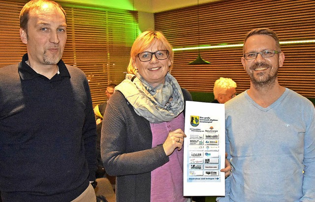 Joachim Schlageter (von links), Silke ...nde auf der Regio 2018 in den Hnden.   | Foto: Heinz Vollmar