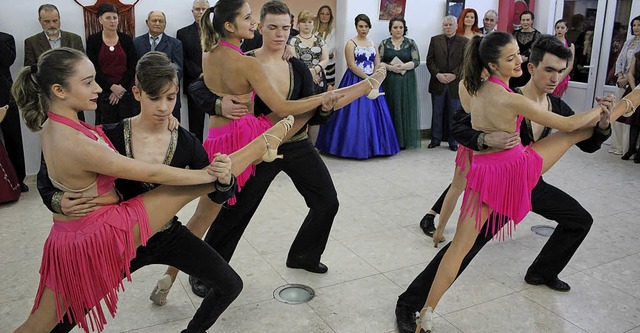 Zum Spendertreffen trat auch die Jugendtanzgruppe Sacueni auf.  | Foto: Rolf Reimann