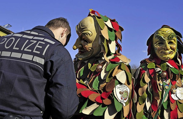 Im vergangenen Jahr sumten Polizisten die Strecke des Fasnetmendig-Umzugs.   | Foto: Thomas Kunz