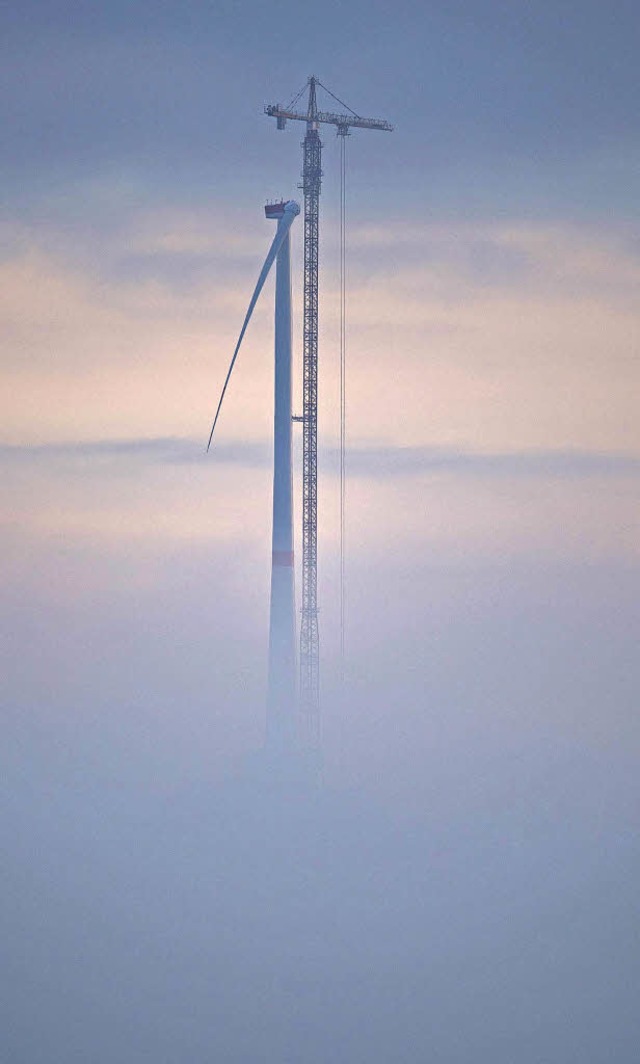 Ein Kran an der hchsten Windkraftanlage der Welt  | Foto: dpa