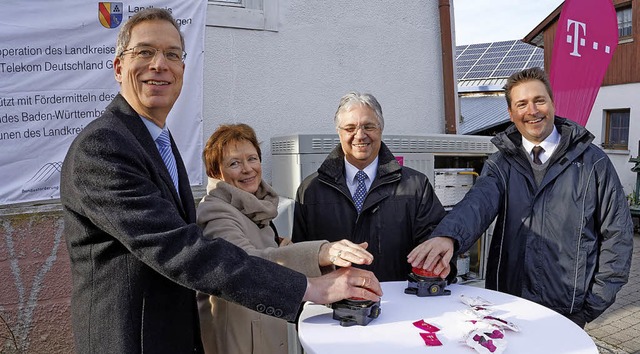 Landrat Hanno Hurth, Brgermeister-Ste...schnellen Breitbandnetzes in Amoltern.  | Foto: Martin Wendel