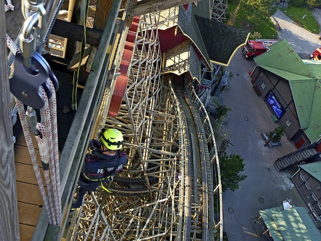 Fr die bung hoch oben in der Luft mu...220; im Europa-Park in Rust klettern.   | Foto: Feuerwehr Rheinhausen