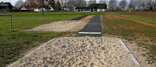 Die Sprunggrube auf dem Sportplatz in Hugsweier wird saniert.   | Foto: Christoph Breithaupt