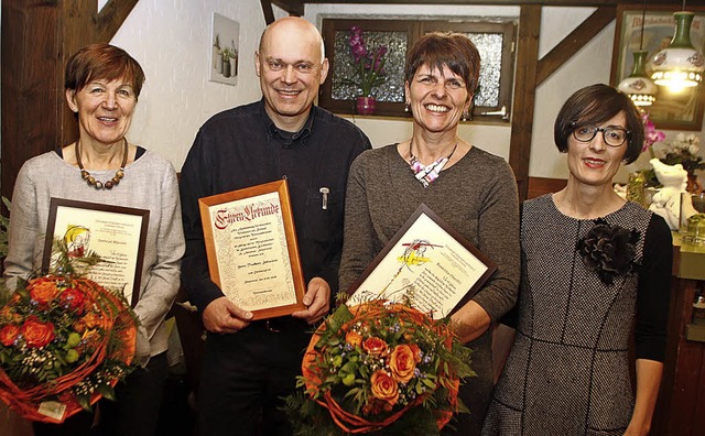 Seit Jahrzehnten sind Gertrud Mntele ... Diana Dold Ehrenurkunden und Blumen.   | Foto: Heidi Fssel