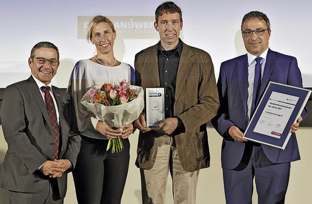 Kammerprsident Johannes Ullrich (link...Reinhard Feser (rechts) gratulierte.    | Foto: HWK FR/Tobias Heink