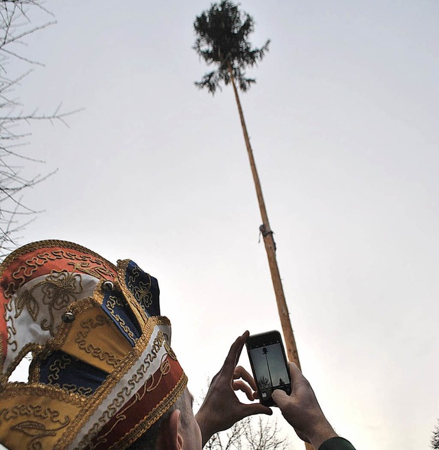 Moderne Narren: Der Baum 2018 musste n...t dem Smartphone festgehalten werden.   | Foto: Juliane Schlichter