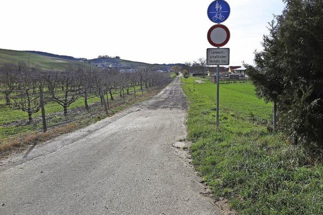 Feldweg bekommt eine Asphaltdecke