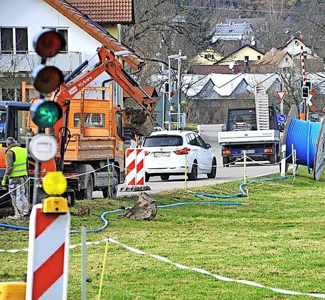Die Kreisstrae beim Bahnbergang zwis... und Raitbach ist halbseitig gesperrt.  | Foto: Nicolai Kapitz