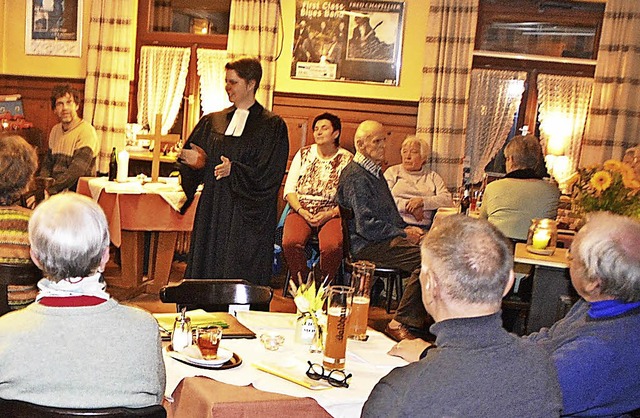 Pfarrerin Martina Weber-Ernst riet den...osmos des Alltags Rckgrat zu zeigen.   | Foto: Edgar Steinfelder