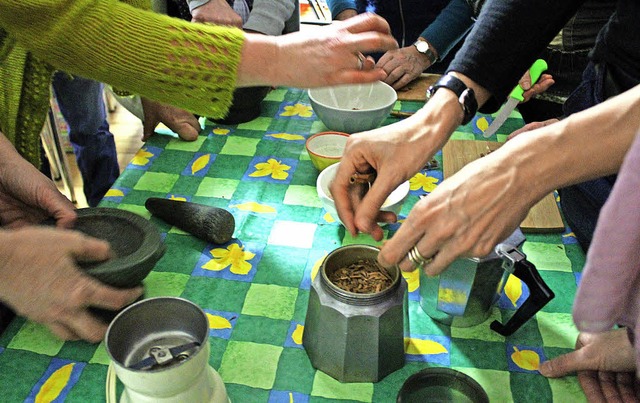 Die Teilnehmer stellten aus verschiede...utern Tees, Pasten und Hydrolate her.   | Foto: Erich Krieger