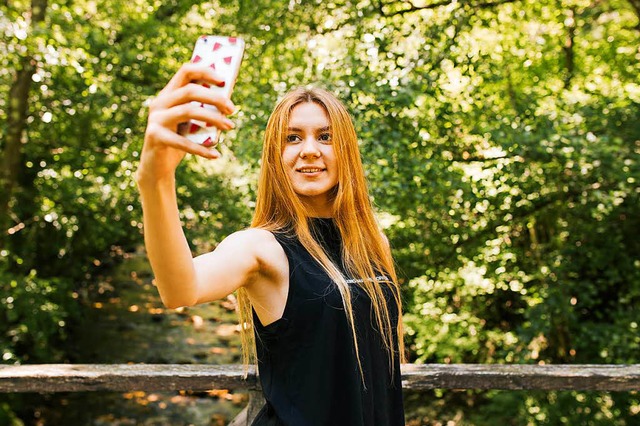 Posen frs Selfie &#8211; Influencer mssen sich im richtigen Licht darstellen.  | Foto: kikearnaiz, adobestock.com