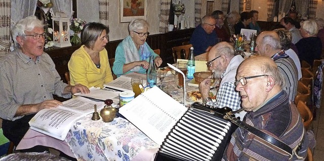 Dem Erhalt des Volksliedes hat sich di...ikalischen Begleiter Josef Pfefferle.   | Foto:  Eberhard GroSS