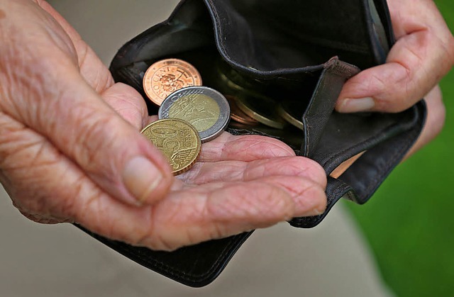 Mit der Bitte, Kleingeld in einen Euro...dann ein wertvolles Armband gestohlen.  | Foto: Symbolbild: dpa